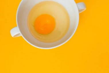 Sirova jaja sadrže više vitamina od kuvanih, ali nose sa sobom jedan problem!