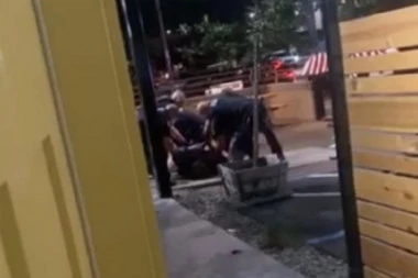 (UZNEMIRUJUĆI VIDEO) Prevrće se želudac od prizora: Muškarac grizao svoje udove, a komade mesa pljuvao po ulici!