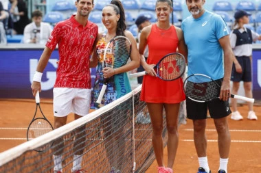 (FOTO) Jelena i Novak slavili u spektakularnom dublu : Nekadašnja prva igračica sveta igrala tenis posle 3 godine!