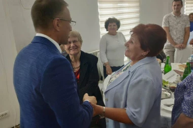 Stefanović posetio penzionere: Vučić predano radi na povećanju penzija