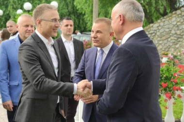 (FOTO) Ministar Stefanović u Leštanima: Samo jaka vlast o privrednicima misli svakog dana!