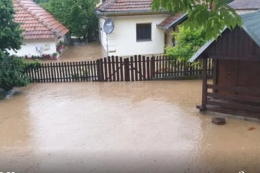 TUGA BOŽJA! Čačanska sela pod vodom: Za kratko vreme pale obilne kiše, domaćinstva uništena