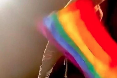 (VIDEO) Skinuo se i mahao LGBT zastavom na bini: Poznati pevač jasno pokazao da voli muškarce!