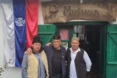 I bojkotaši imaju svog četnika: Đorđević sa kokardom na glavi šeta po Srbiji