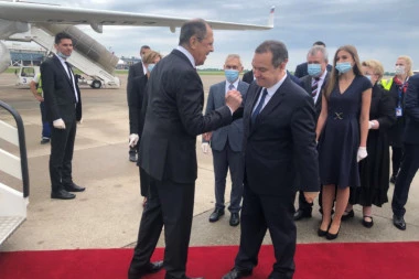 (FOTO) Ministar Dačić dočekao Lavrova na Aerodromu "Nikola Resla"