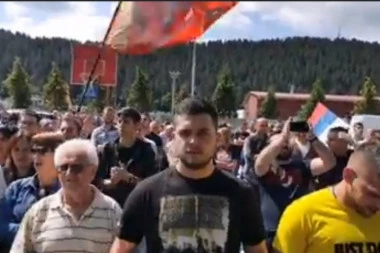(VIDEO) BEZUMLJE PODGORIČKOG REŽIMA! Proteran sveštenik Janjić, narod glasano poručio: "Ne damo te Saša"!