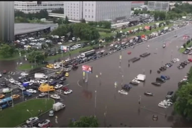 (VIDEO) BIBLIJSKI POTOP U MOSKVI:  Nevreme u Moskvi, plivaju automobili