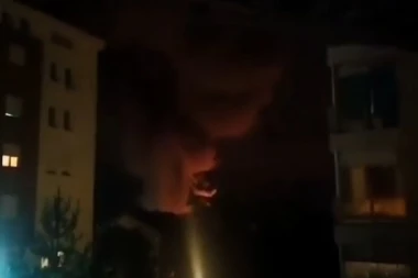 (VIDEO) ODJEKNULA EKSPLOZIJA U ŽARKOVU: Posle ponoći izbio požar, crni dim se nadvio nad Makišem