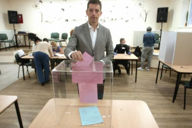 OČEKUJEM VELIKU POBEDU ZA BUDUĆNOST NAŠE DECE: Evo šta je Đurić poručio nakon glasanja