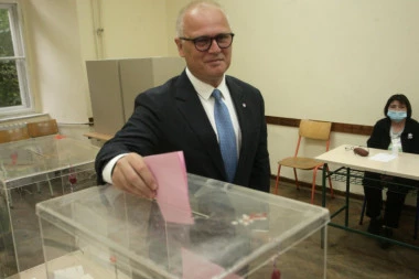 Vesić glasao na svom biračkom mestu: Srbija je danas pobedila, nastaviće da se menja i izgrađuje
