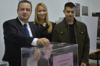 Dačić glasao zajedno sa suprugom i sinom