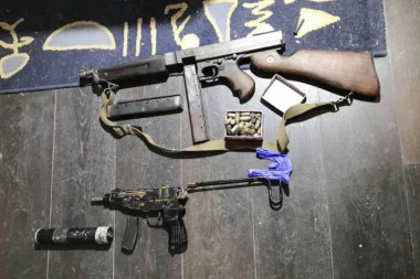 (FOTO) MULTIPRAKTIK DILERI: Policija u stanu pronašla veću količinu narkotika i naoružanja!