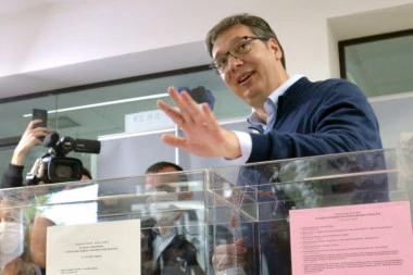 Vučić zadovoljan atmosferom tokom glasanja: Vidim da su redovi svuda po Srbiji i očekujem dobar odziv