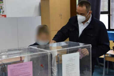 (FOTO, VIDEO) Vulin glasao na Vidikovcu u prisustvu supruge i sinova