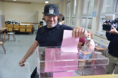 Estrada glasa za novu skupštinu: Aca Lukas podržao svog kanditata!