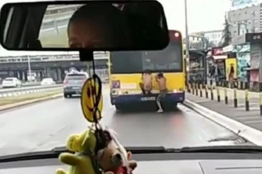 (ŠOK VIDEO) Da ne poveruješ svojim očima: Dečaci se zakačili za zadnji deo autobusa, pa se tako vozili kroz Beograd!