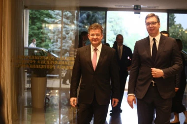 (FOTO) LAJČAK STIGAO U BEOGRAD: "Tet-a-tet" razgovori sa Vučićem u vili "Mir"