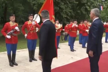 Skandal neviđenih razmera: Milanović izignorisao crnogorsku zastavu