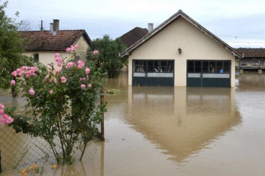 (FOTO) SRPSKE KUĆE U VODI: Pogledajte najdramatičnije fotografije iz poplavljenih područja