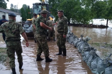 (FOTO) Uvek uz svoj narod: Vojska Srbije pomaže u odbrani od poplava!