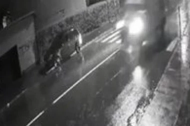 (UZNEMIRUJUĆI VIDEO) Pešaka pokosio kombi dok je prelazio preko pešačkog prelaza