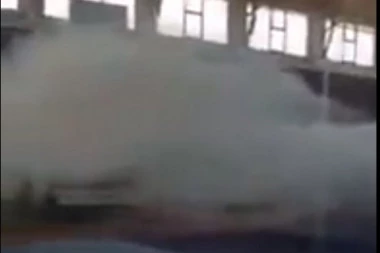 (VIDEO) MILOV REŽIM UDARA I NA DECU: Policija u Budvi bacila suzavac u sportsku salu!