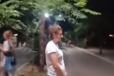 (ŠOK VIDEO) U Baru su žene na prvoj liniji odbrane! Sramota Milove policije: Nasrnuli na njih, vređali ih i bacali suzavac!