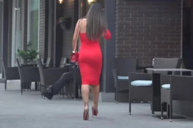 (VIDEO) Ne odvajaju se: Sandra Afrika u se*si haljini mamila poglede na ulici a pored nje je bio on!