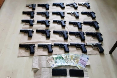 (FOTO) Veliko hapšenje kriminalne grupe: Policija pronašla ogromnu količinu oružja!