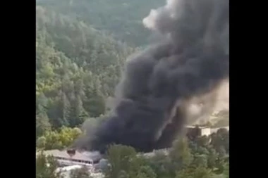 Zbog požara evakuisana bolnica u Priboju: Pacijenti uplašeni jer su se čule eksplozije