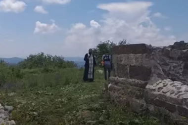 (VIDEO) TRIMEROM NA SVEŠTENIKA: Još jedna ludorija Albanaca sa KiM, ova je bizarnija od ostalih!