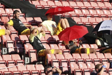 (FOTO) Znate li koliko mu nedeljno plaćaju kako bi sedeo pod kišobranom?