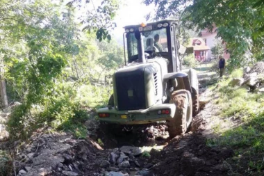 (FOTO) UZ SVOJ NAROD: Vojska Srbije i danas popravlja oštećene puteve i vodovode u poplavljenim područjima!