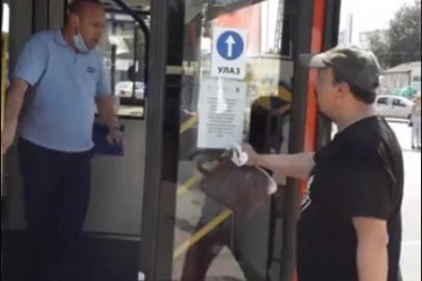 (VIDEO) Drzak napad na vozača GSP jer nije pustio putnika bez maske