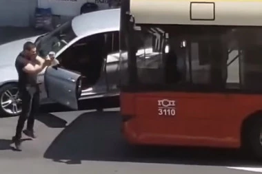(VIDEO) TEŠKA SELJAČINA! Bahato se parkirao, zaustavio saobraćaj i na sve to pokazivao mišiće i hteo da zavodi red!