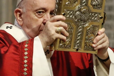 NATPRIRODNE POJAVE PROGANJAJU PAPU?! Šta se dešava u hodnicima Vatikana? Doneta hitna odluka
