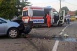 SAOBRAĆAJNA NESREĆA KOD ĆIĆEVCA: Automobil udario u zaštitnu ogradu, troje povređeno