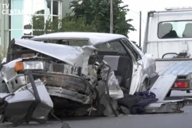 (FOTO) Teška nesreća na putu Svilajnac-Despotovac: Zakucao se u parkiran kamion i poginuo, jezive scene na licu mesta!