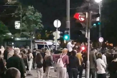 (VIDEO) Đilasovci blokirali vozilo Hitne pomoći: Protestuju zbog novih mera, a za bolesne ih baš briga!