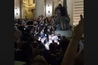 (VIDEO, FOTO) HAOS ISPRED SKUPŠTINE: Demonstranti išamarali Vuka Jeremića!