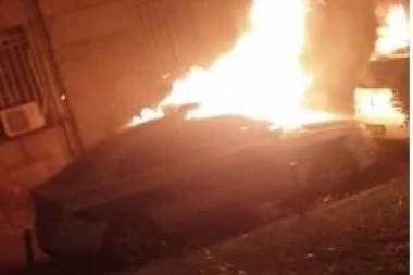 (VIDEO, FOTO) VATRA U CENTRU! Huligani zapalili vozilo policije, kod crkve Svetog Marka blokirali prolaz vatrogascima