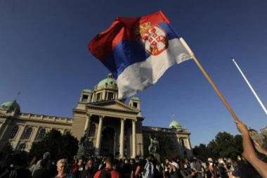 (FOTO, VIDEO) Demonstranti na ulicama širom Srbije, u Beogradu najdramatičnije