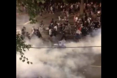 (VIDEO) STAMPEDO! Pogledajte najdramatičniji trenutak drugog dana protesta u Beogradu