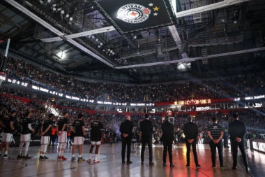 (FOTO) GRME: Partizan predstavio nove dresove