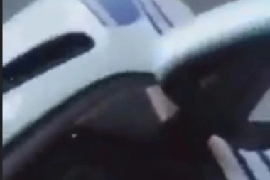 (VIDEO) KAKVA BAHATOST: Devojke divljale službenim vozilom POLICIJE!