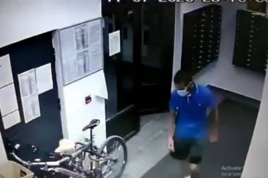 (VIDEO) Lopov u Novom Sadu ukrao dva bicikla! Ladno se ušetao, overio i izneo