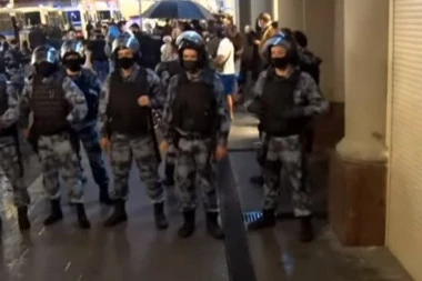 (VIDEO) HAOS U MOSKVI: Rusi ustali protiv PUTINA, uhapšeno desetine demonstranata