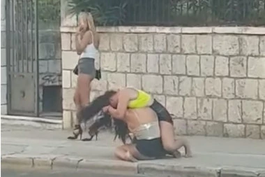 (VIDEO) ČUPANJE, VRIŠTANJE, UDARANJE! Žene u klinču: Žestoko se potukle nasred ulice, reakcija plavuše JE URNEBES
