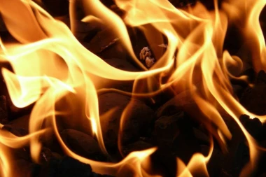 GORI FABRIKA U HRVATSKOJ: Vatrogascima zbog gustog, crnog dima otežan posao!