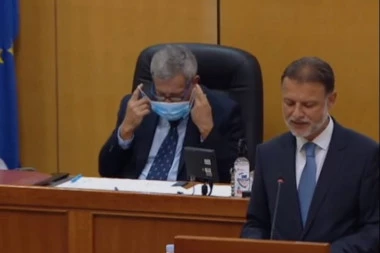 (HIT VIDEO) Hrvatski političar zasmejao region: Pozvali ga na telefon usred sednice i poručili mu - naopako nosiš masku!
